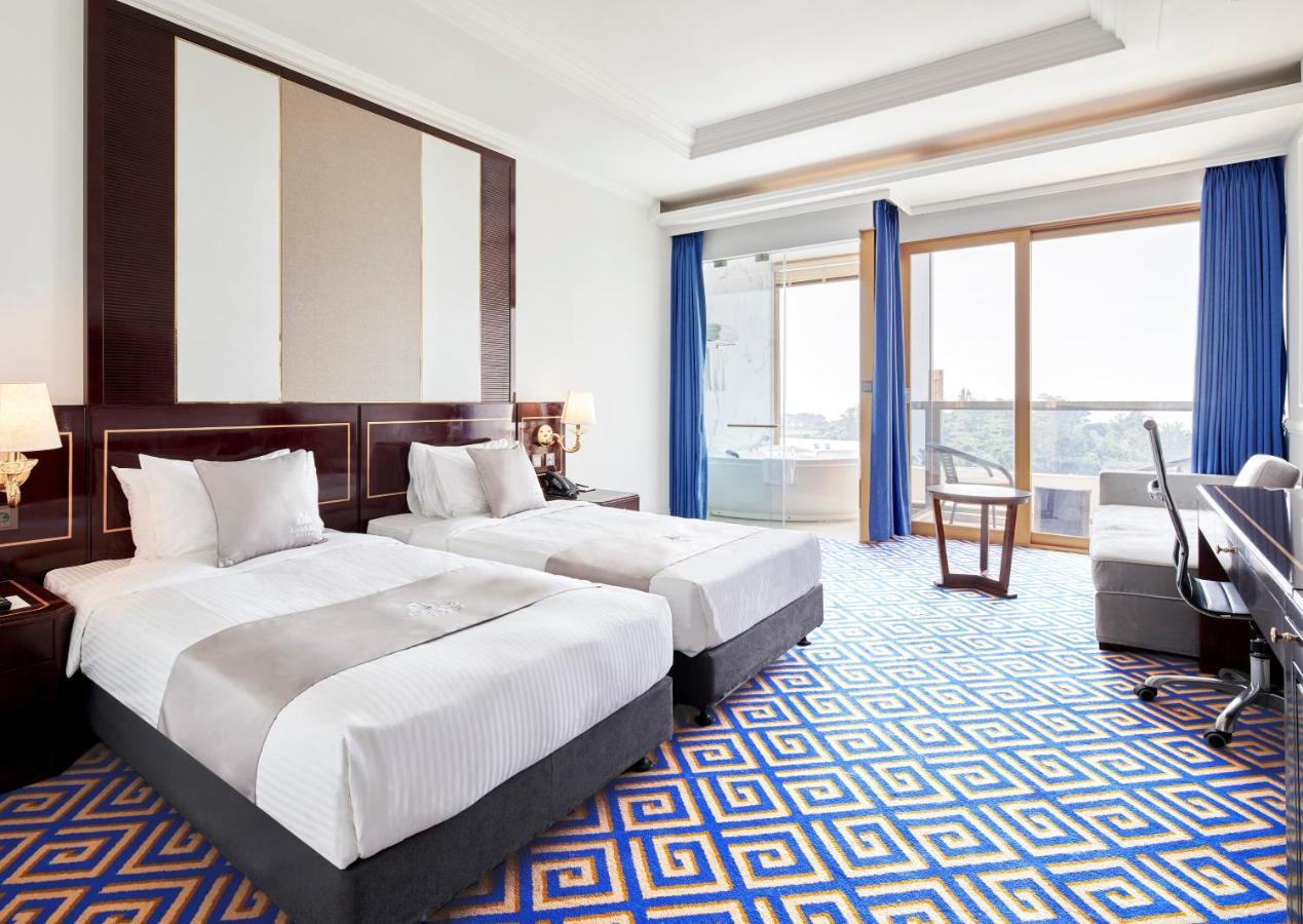 Goldone Hotel & Suites Сеогвипо Екстериор снимка