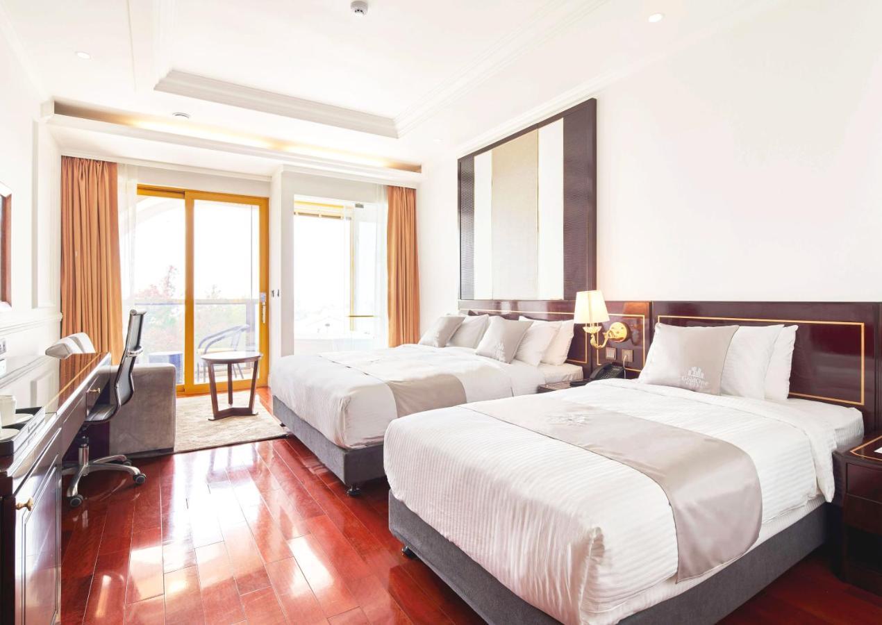 Goldone Hotel & Suites Сеогвипо Екстериор снимка