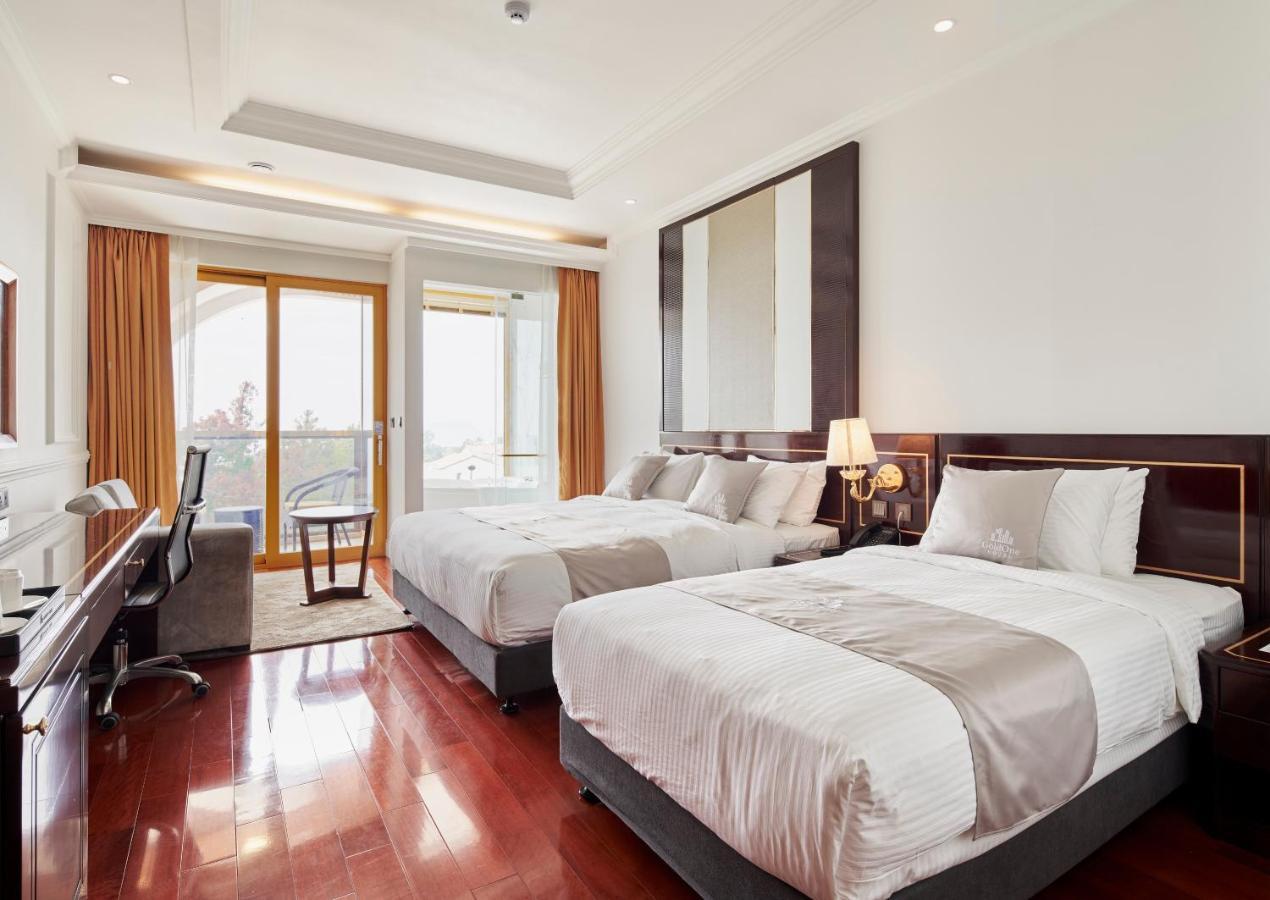 Goldone Hotel & Suites Сеогвипо Екстериор снимка