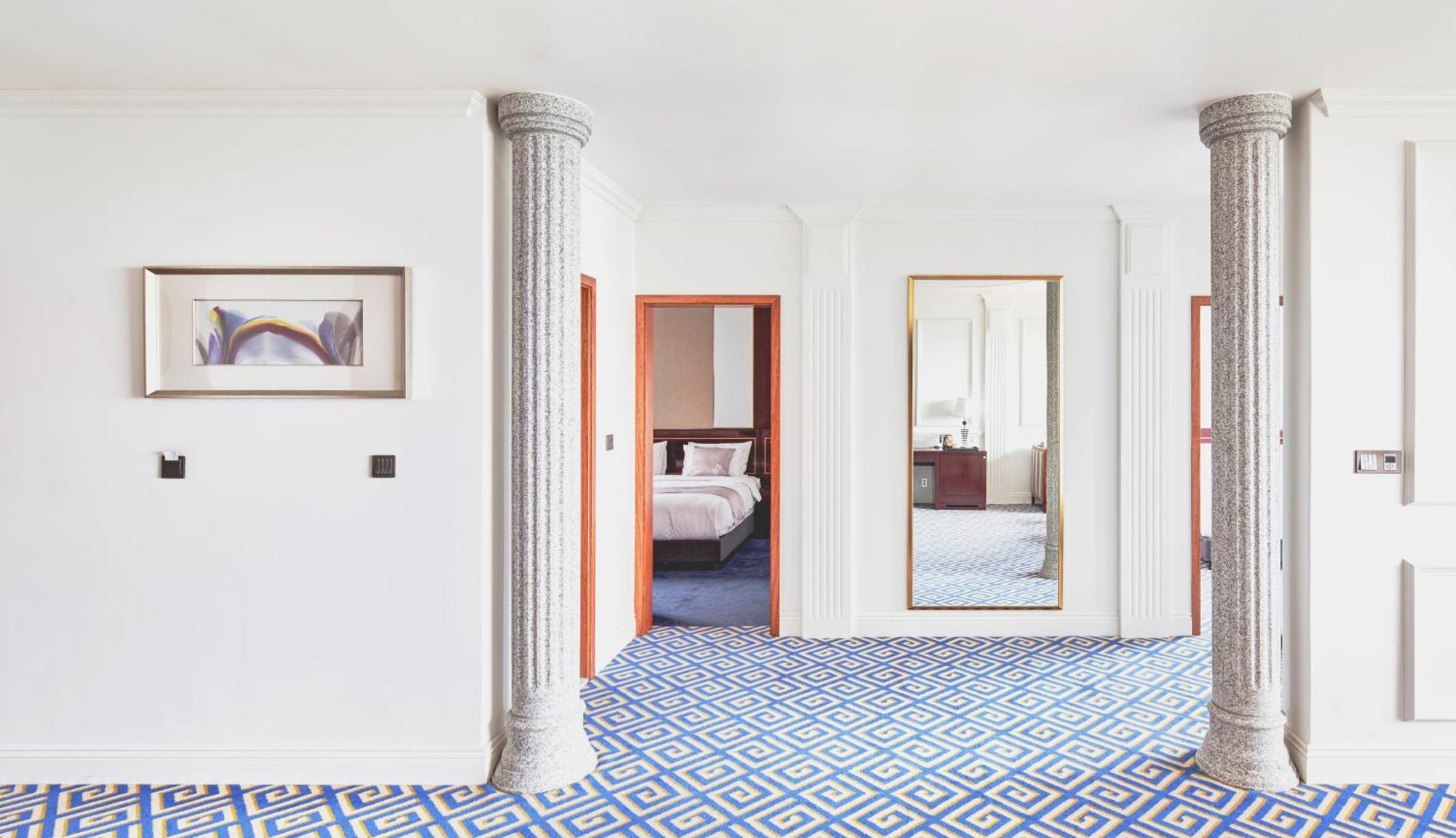Goldone Hotel & Suites Сеогвипо Стая снимка