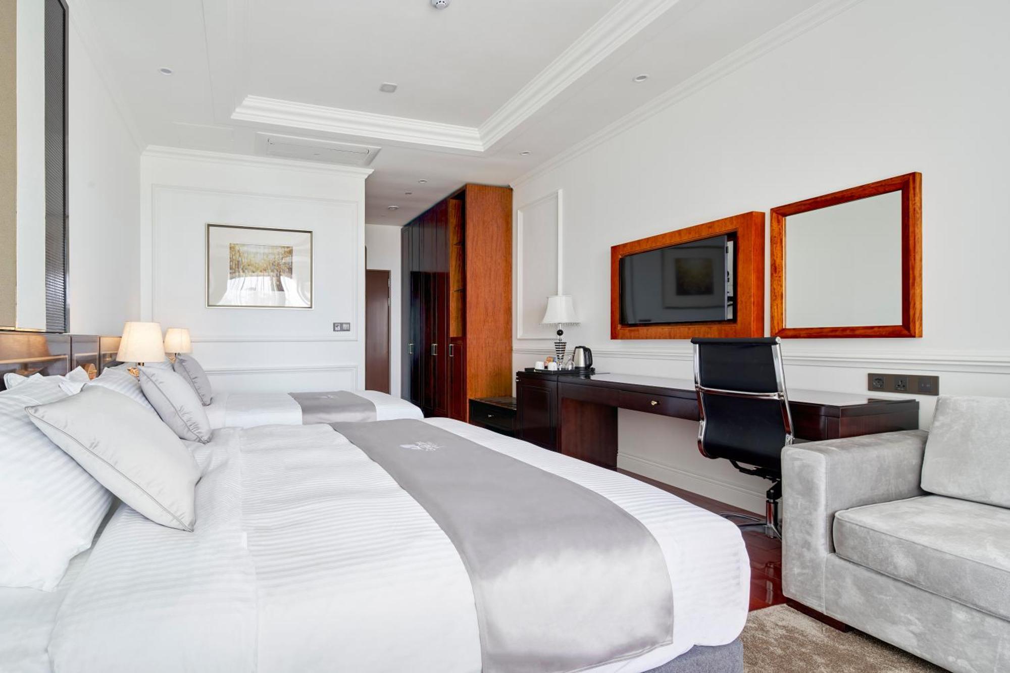 Goldone Hotel & Suites Сеогвипо Стая снимка
