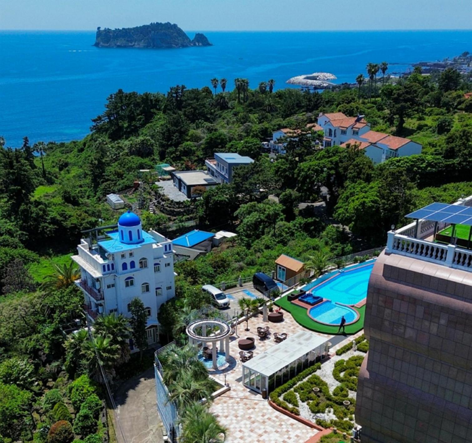 Goldone Hotel & Suites Сеогвипо Екстериор снимка