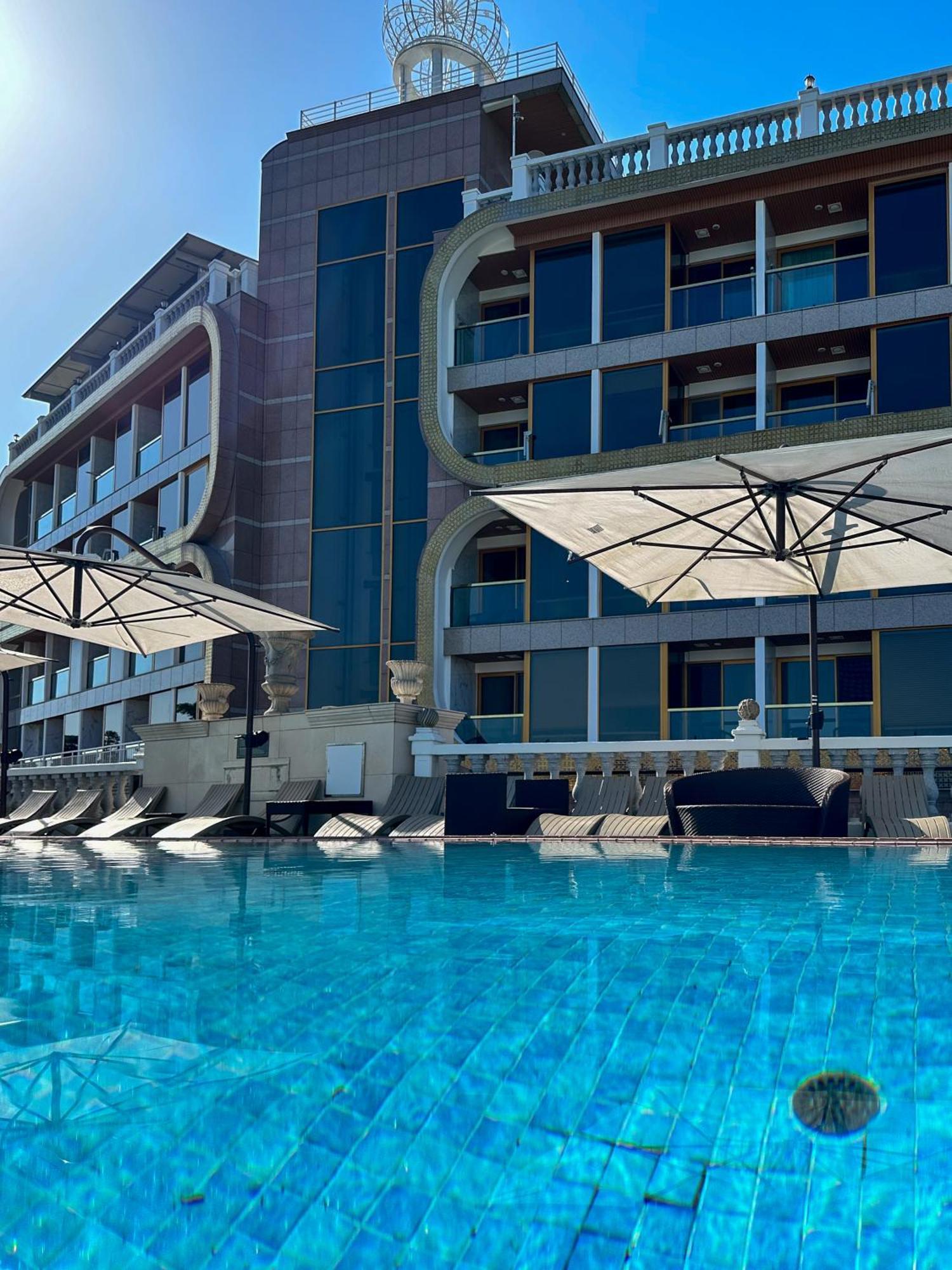 Goldone Hotel & Suites Сеогвипо Екстериор снимка